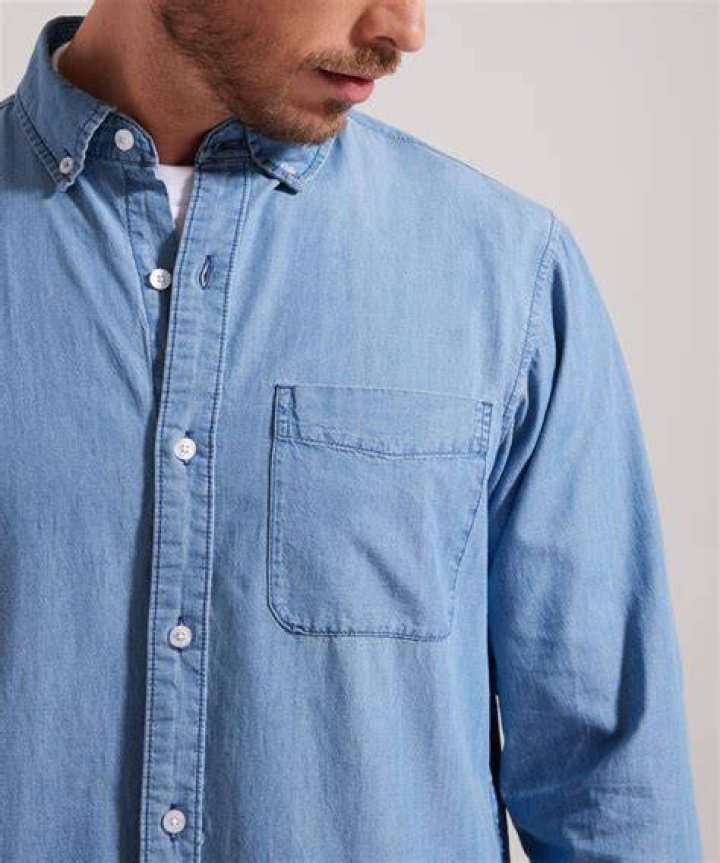 Camisa básica con bolsillo Camisa básica con bolsillo