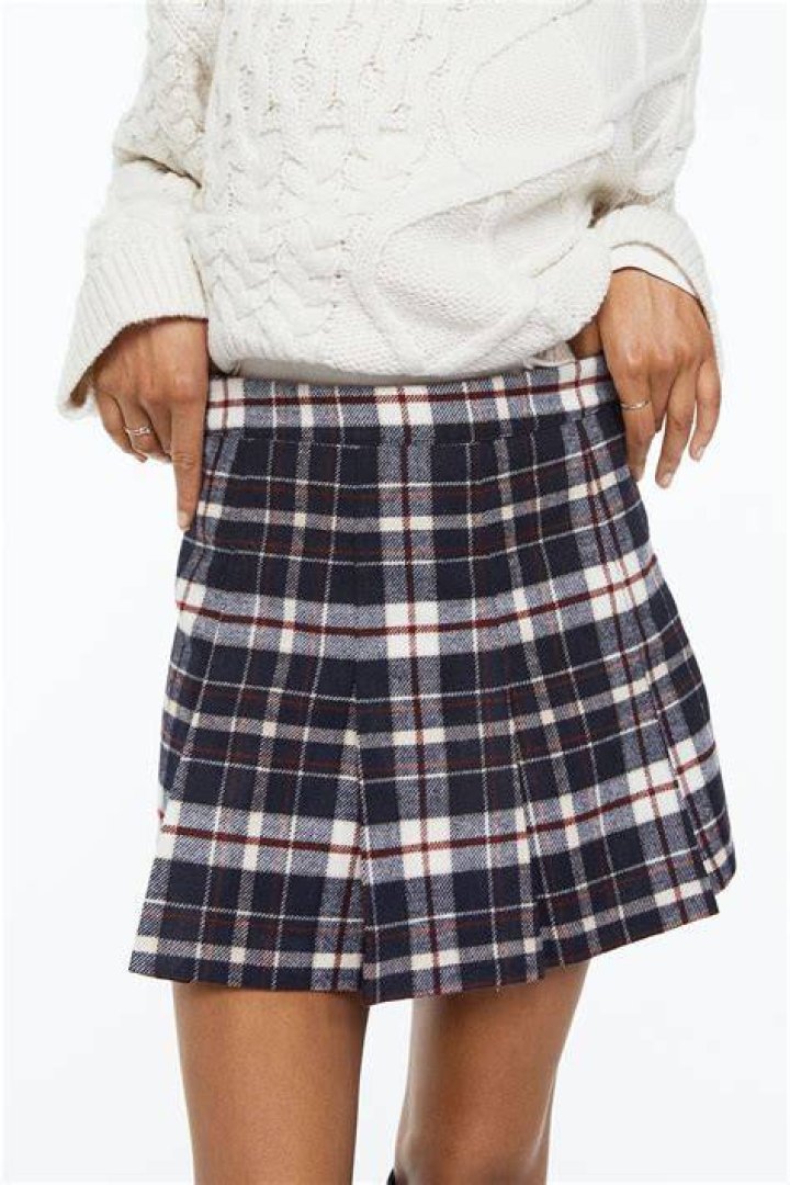 Cómo llevar la mini falda tableada mujeres más de 40 cómo llevar la mini falda tableada mujeres más de 40