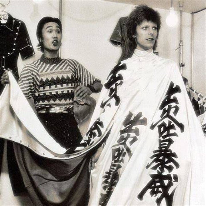 Kansai Yamamoto David Bowie Fashion in Motion at the V&A david bowie in kansai yamamoto on aladdin sane tour