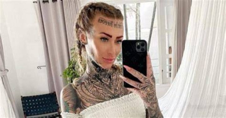 Donna tatuata con figlia donna tatuata con figlia