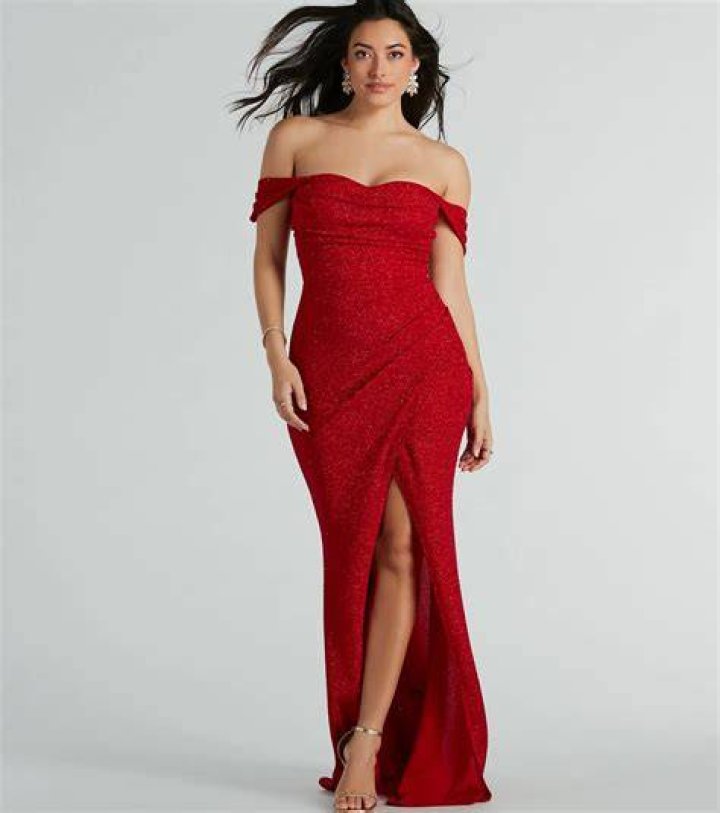 Dress, Shoulder, Flooring, Style, One-piece garment, Formal wear, Carpet, Waist, Day dress, Fashion accessory, 