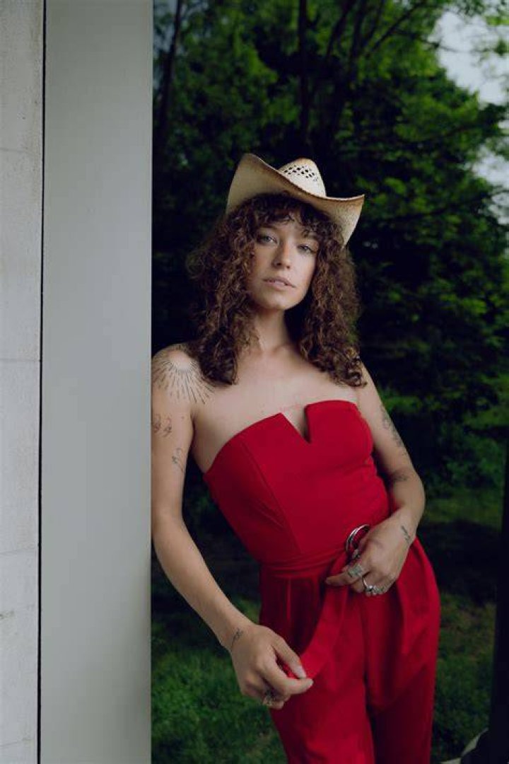 Hat, Fashion, Flash photography, Strapless dress, Fedora, Chest, Costume accessory, Necklace, Body jewelry, Makeover, Hat, Fashion, Flash photography, Strapless dress, Fedora, Chest, Costume accessory, Necklace, Body jewelry, Makeover,