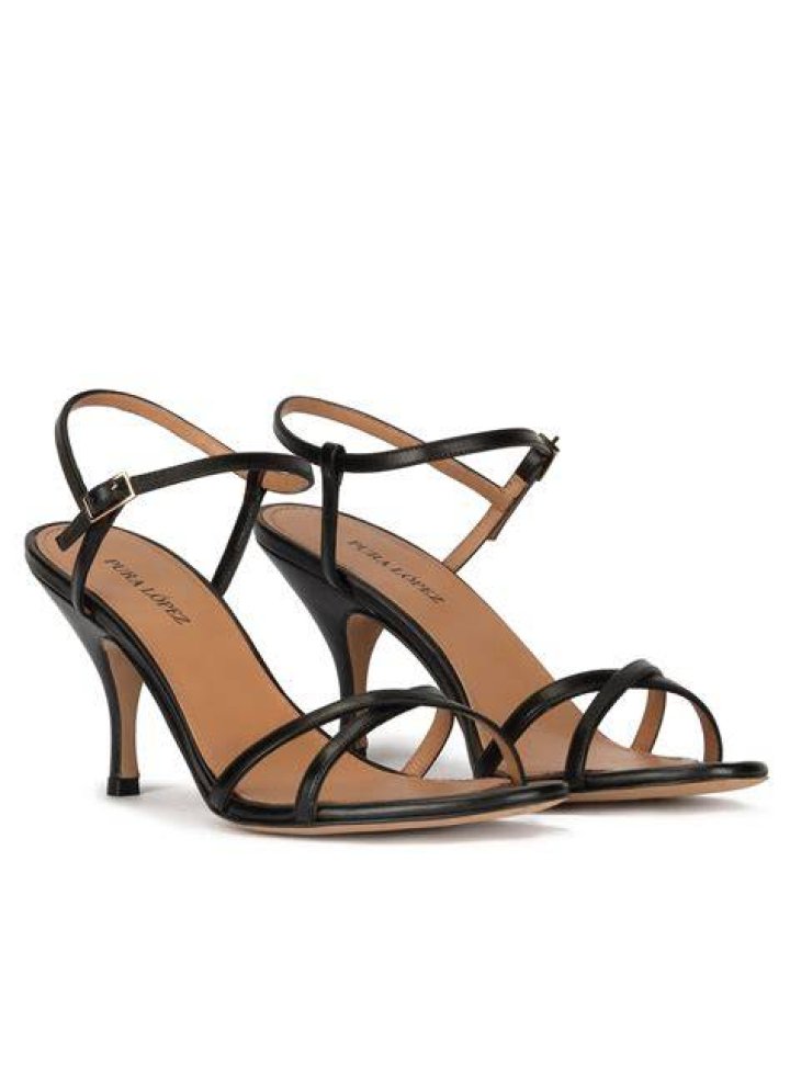 Sandalia tiras piel negra