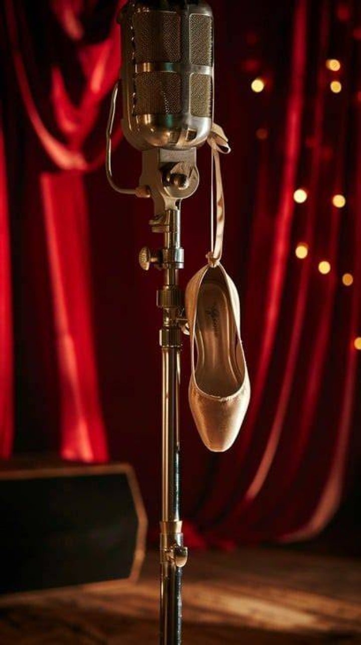Shoe, Entertainment, Microphone, Performing arts, Audio equipment, Stage, Sitting, Performance, Suit trousers, Knee, Shoe, Entertainment, Microphone, Performing arts, Audio equipment, Stage, Sitting, Performance, Suit trousers, Knee,