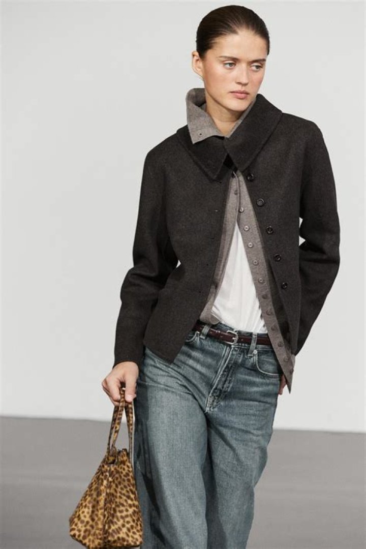 Trousers, Flooring, Coat, Outerwear, Collar, Red, Carpet, Formal wear, Style, Blazer, 
